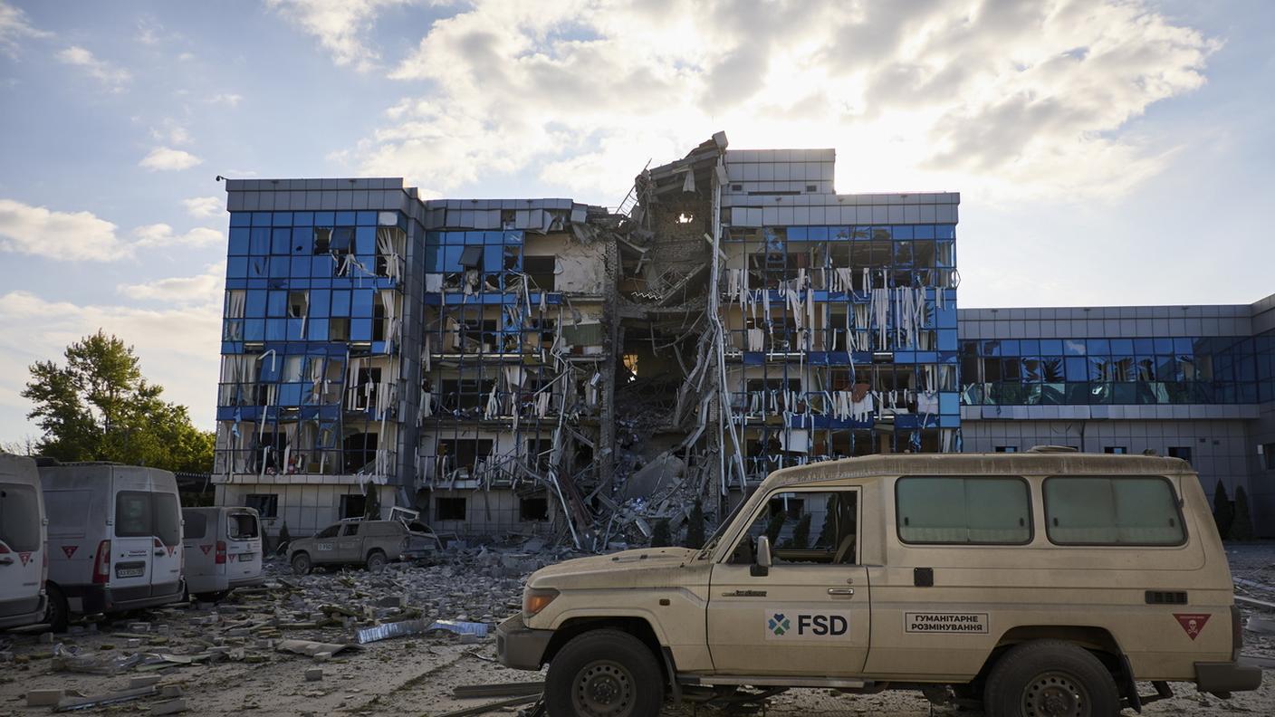 La sede della Fondazione svizzera di sminamento a Kharkiv che mercoledì mattina è stata colpita da un missile russo
