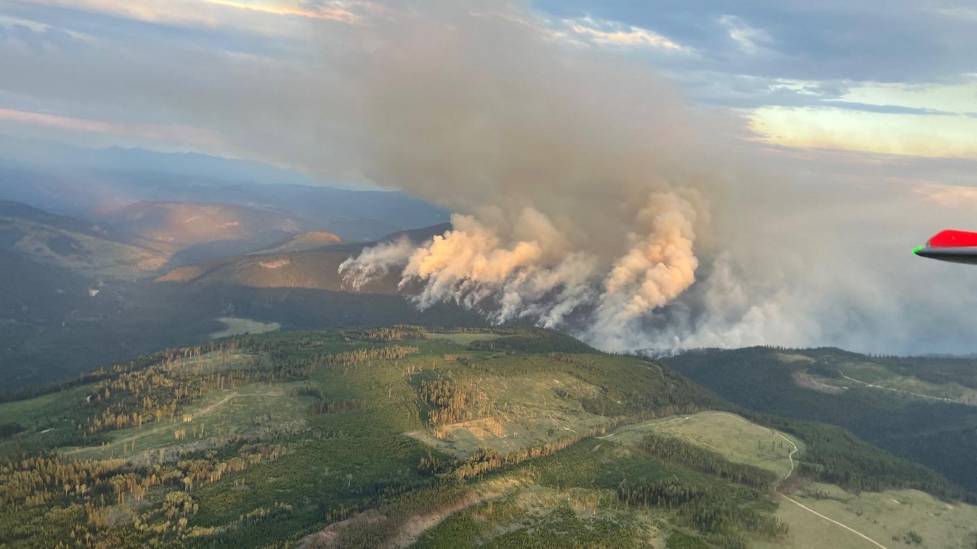 Nel Parco nazionale Jasper le fiamme si spostano a una velocità di quindici metri al minuto