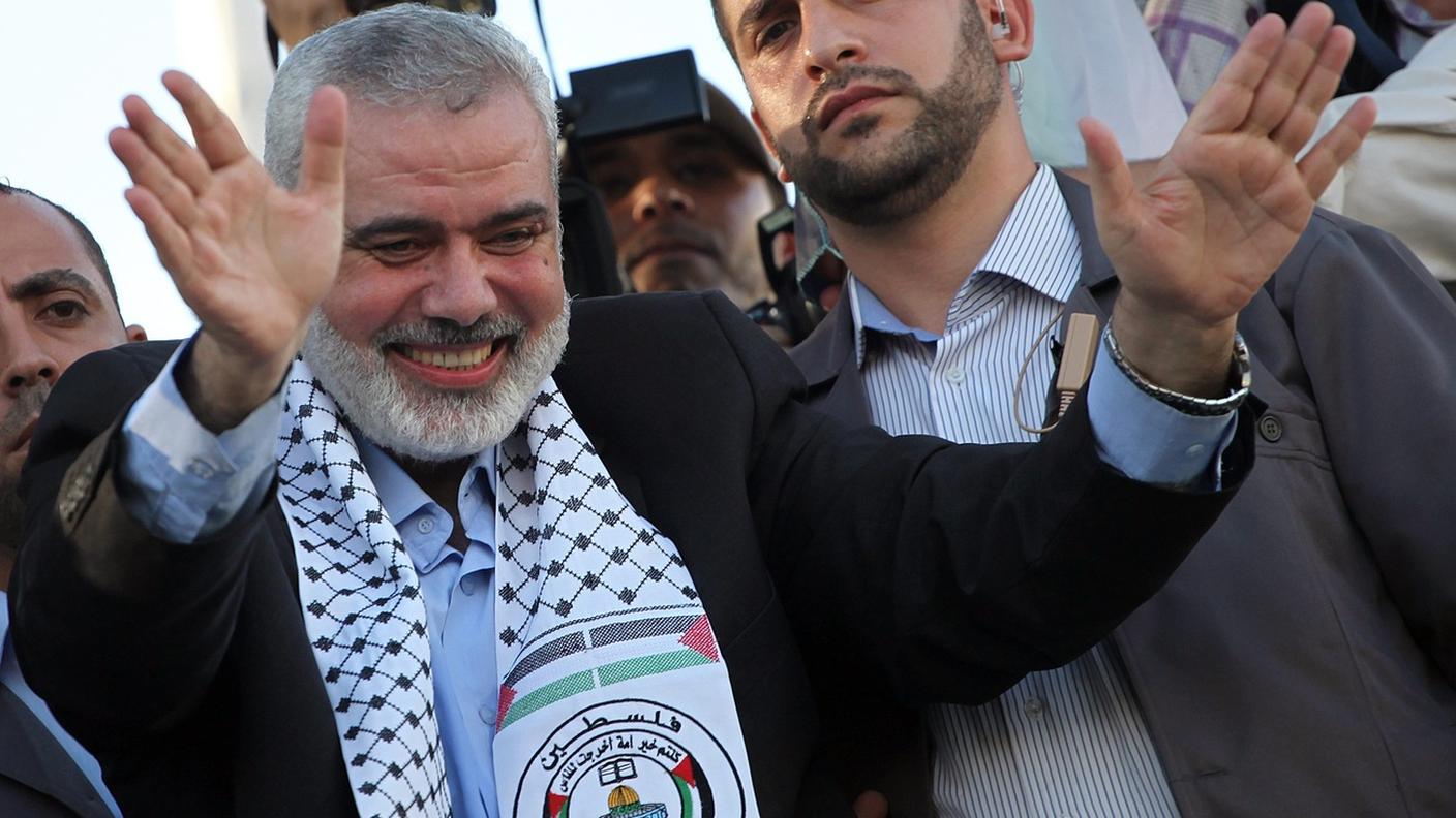 Haniyeh saluta i suoi sostenitori in un evento a Gaza, nel 2014