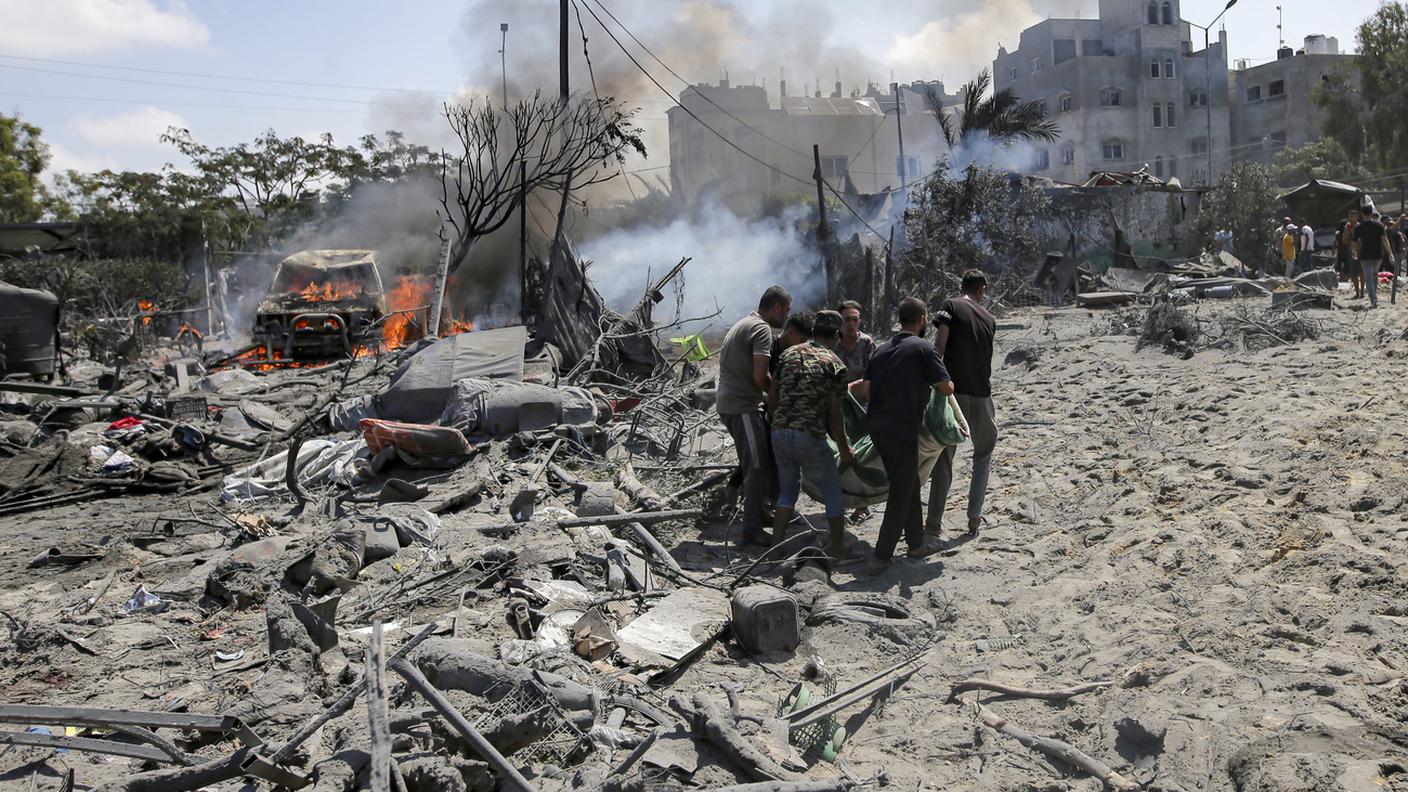 I soccorsi a Khan Yunis dopo l'attacco israeliano del 13 luglio in cui è rimasto ucciso il capo dell'ala militare di Hamas