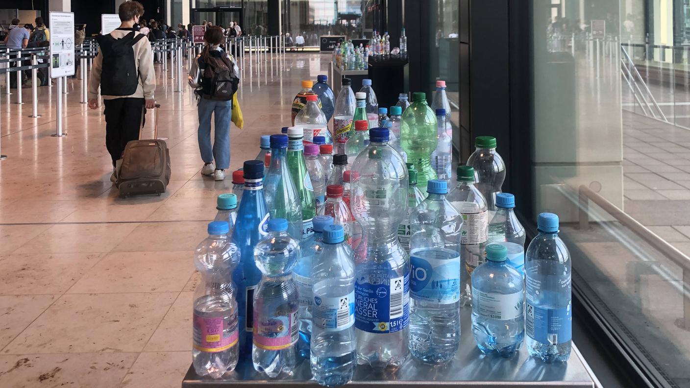 Bottiglie troppo grandi abbandonate all'aeroporto di Berlino