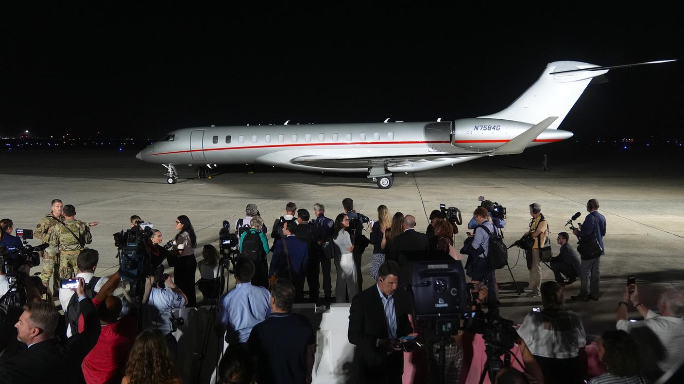 L'arrivo dell'aereo alla base di Andrews