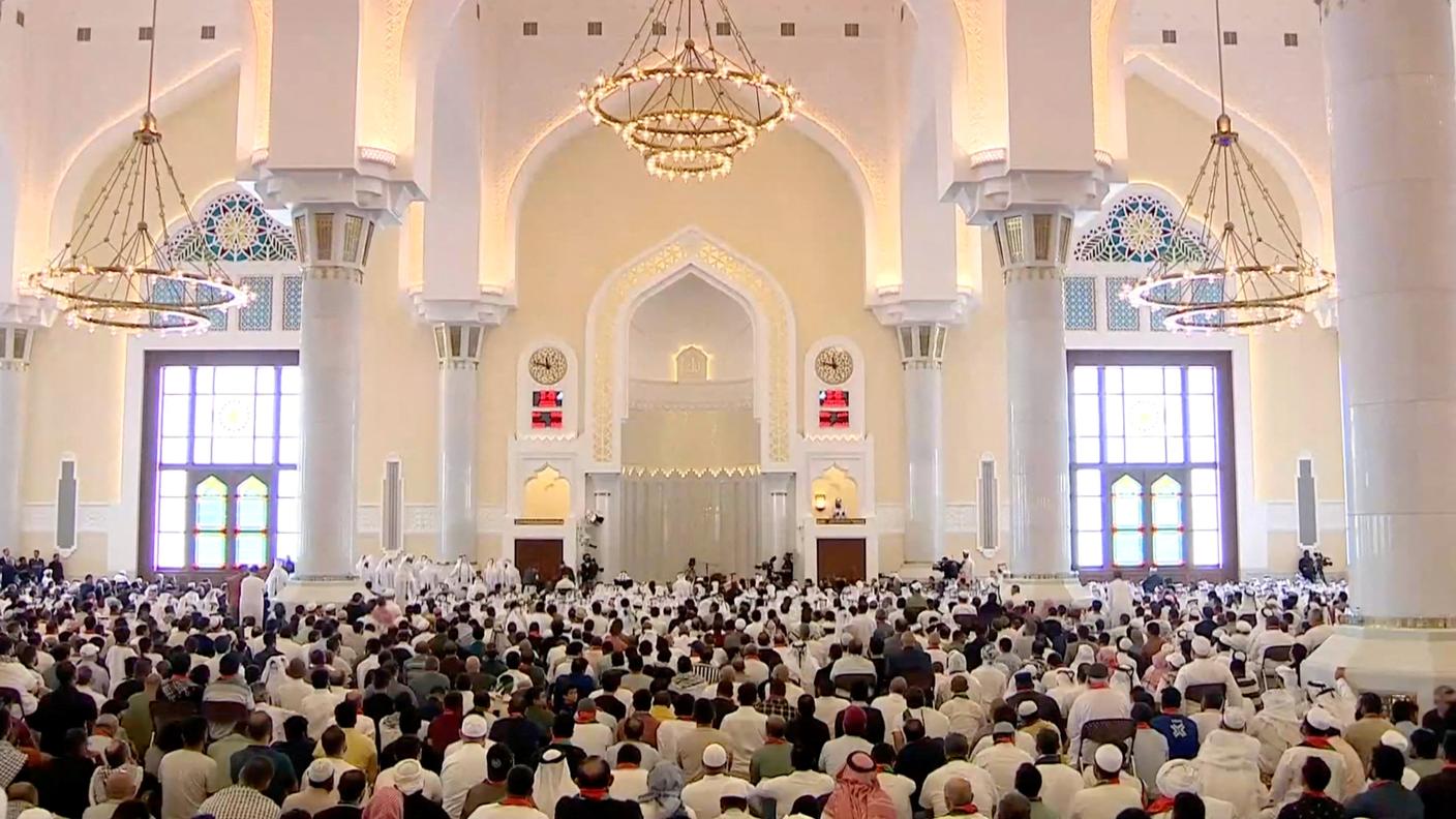 Centinaia di persone a Doha, in Qatar, in attesa della salma di Ismail Haniyeh