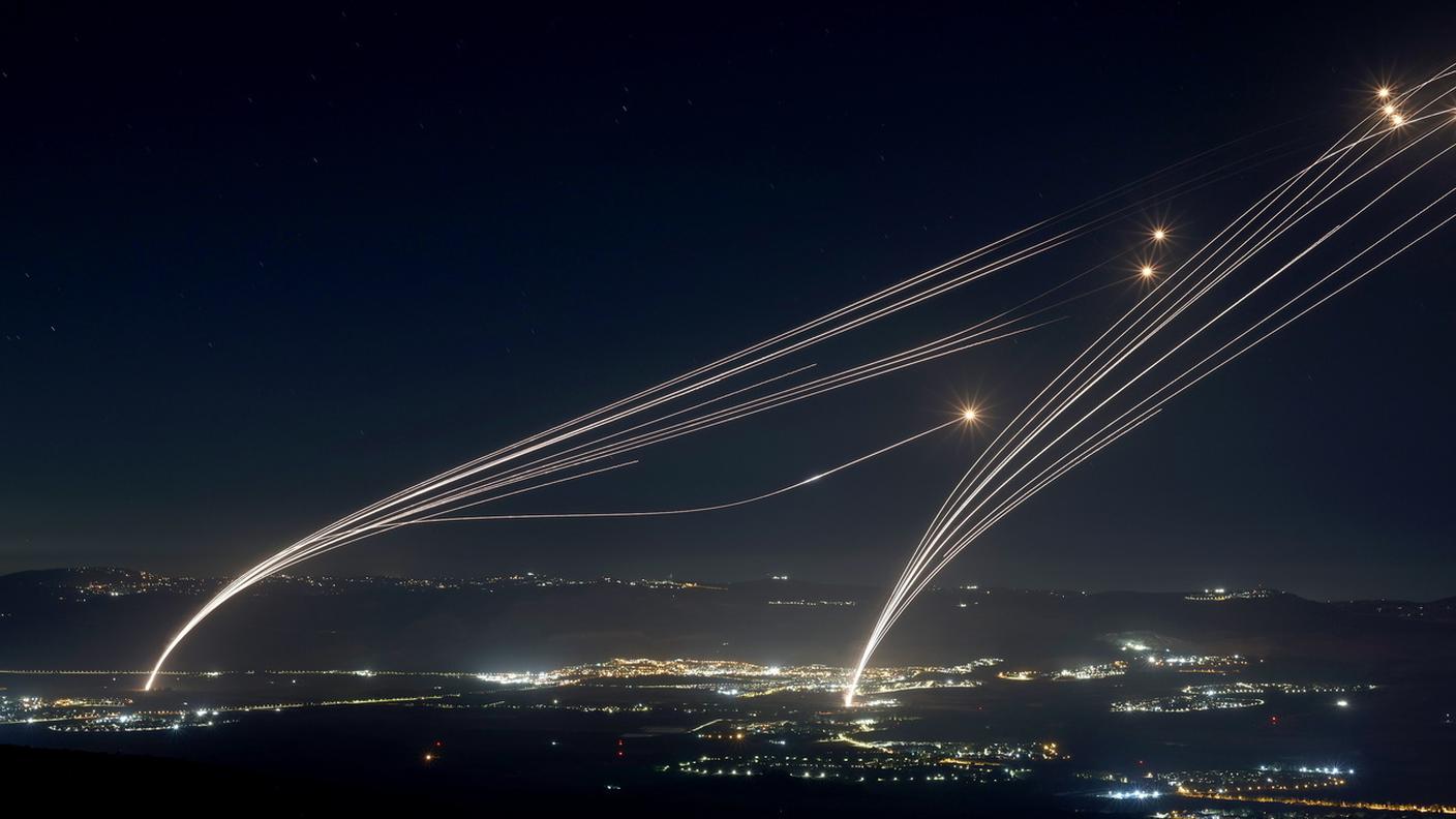 Immagini del sistema anti-missile israeliano "Iron Dome" in azione il 4 agosto 2024