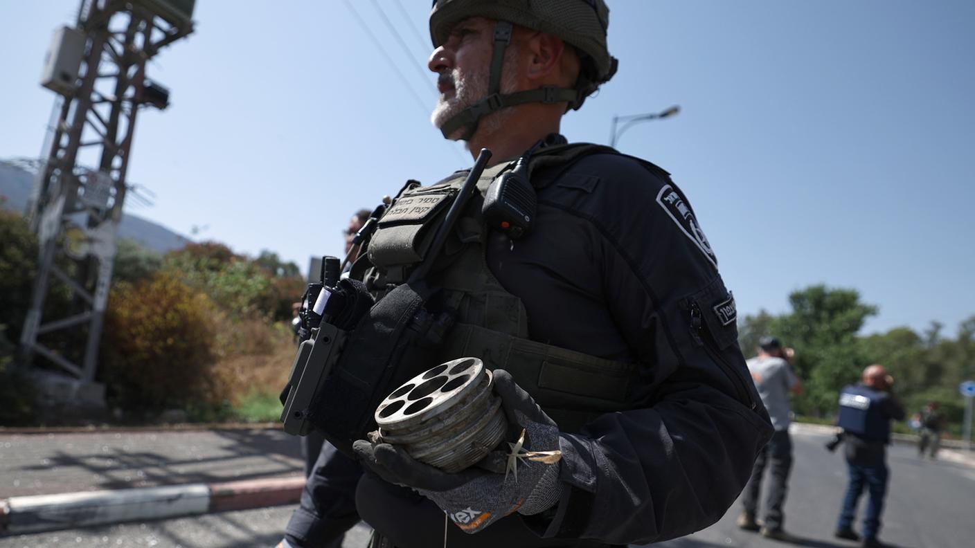 Un agente israeliano con i resti di un proiettile sparato dal sud del Libano 