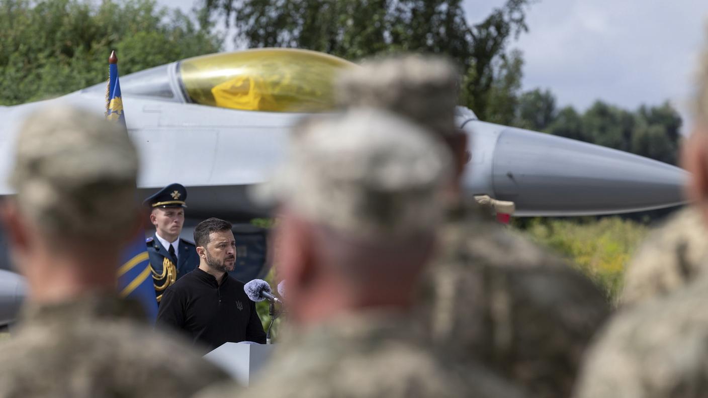 Volodymyr Zelensky ha presentato domenica i primi apparecchi
