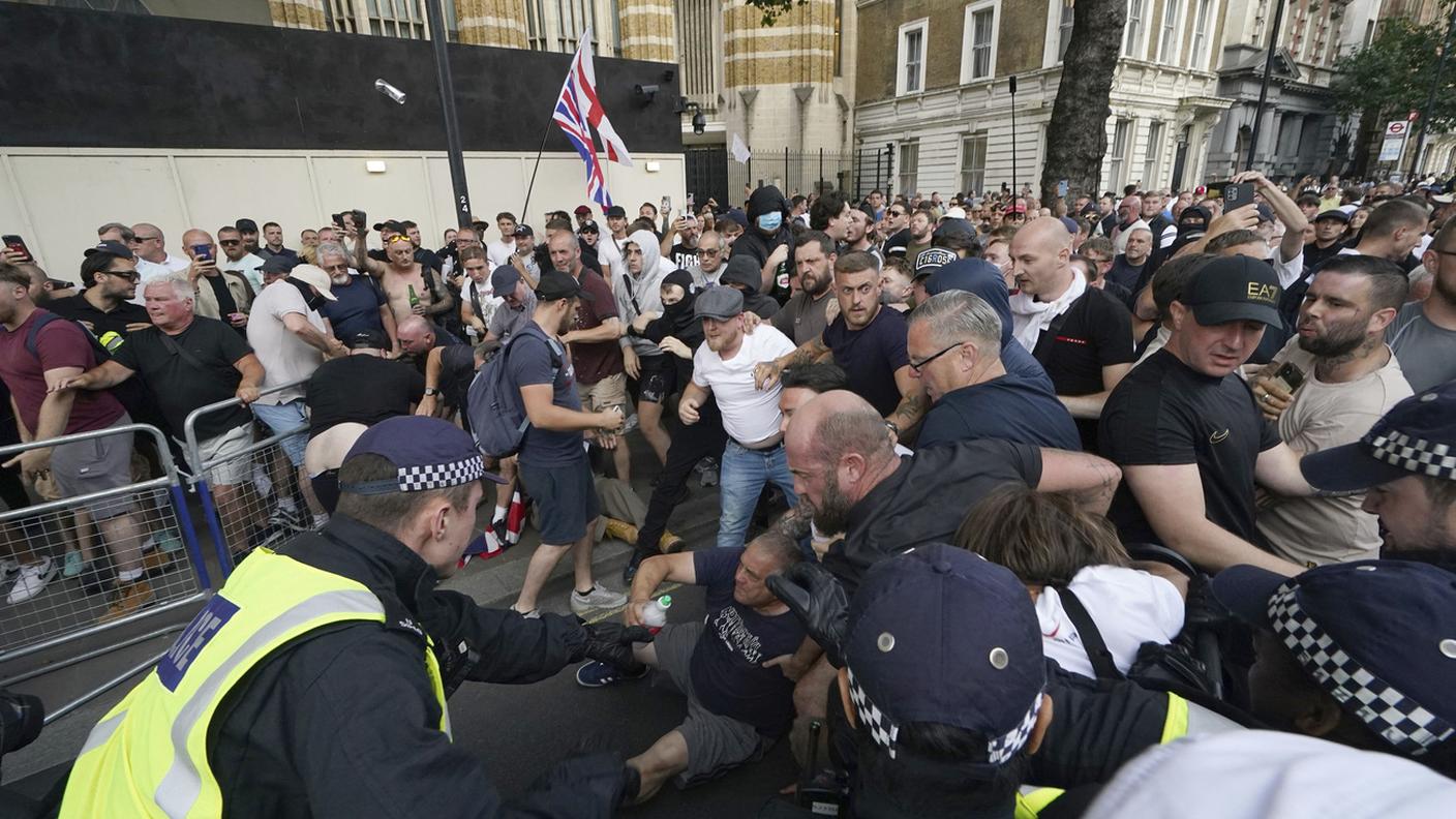 Scontri tra manifestanti di destra e polizia a Londra il 31 luglio