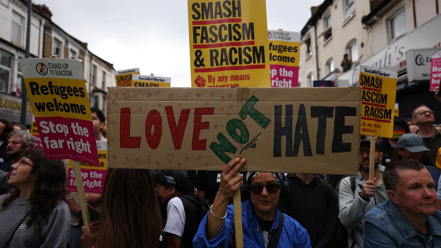Una delle tante controproteste antirazziste di mercoledì, qui a Londra