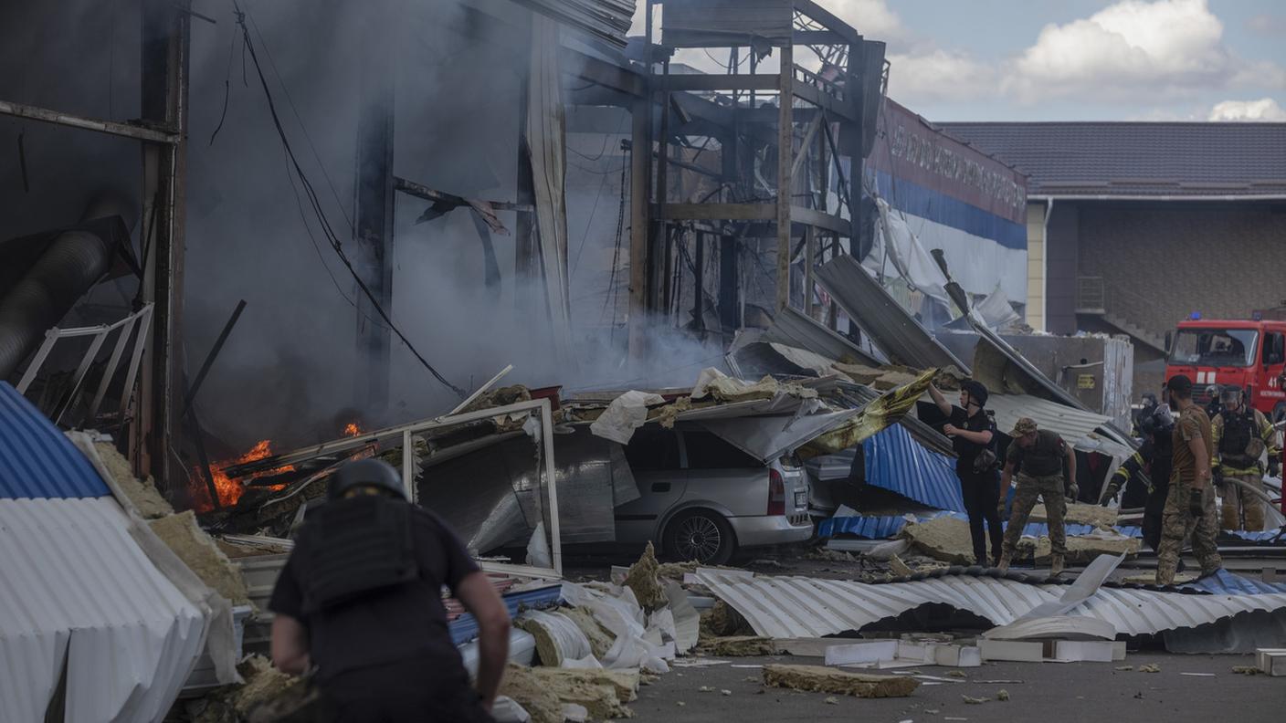 Soccorritori cercano vittime e sopravvissuti tra le macerie del bombardamento a Kostiantynivka