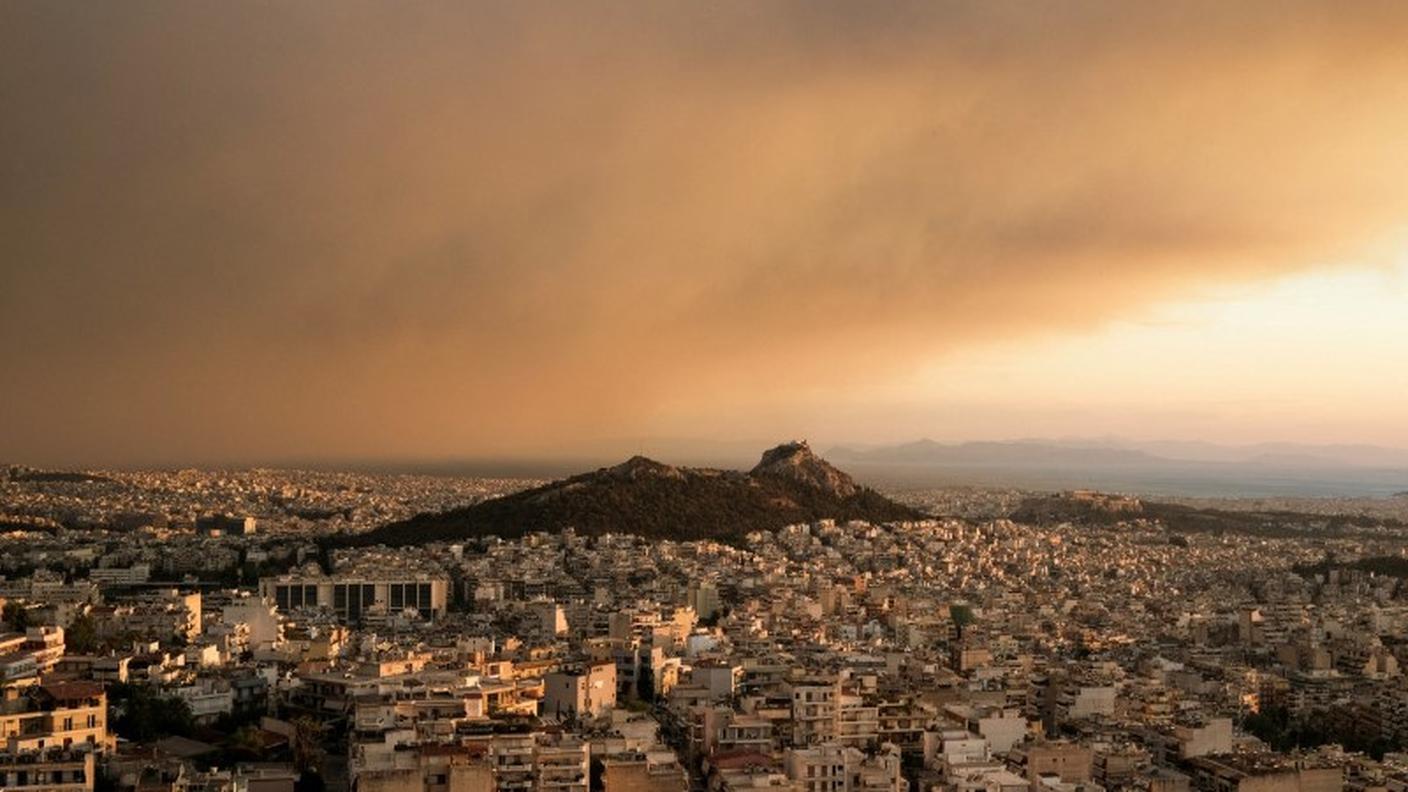 Il fumo oscura il cielo attorno alla capitale greca