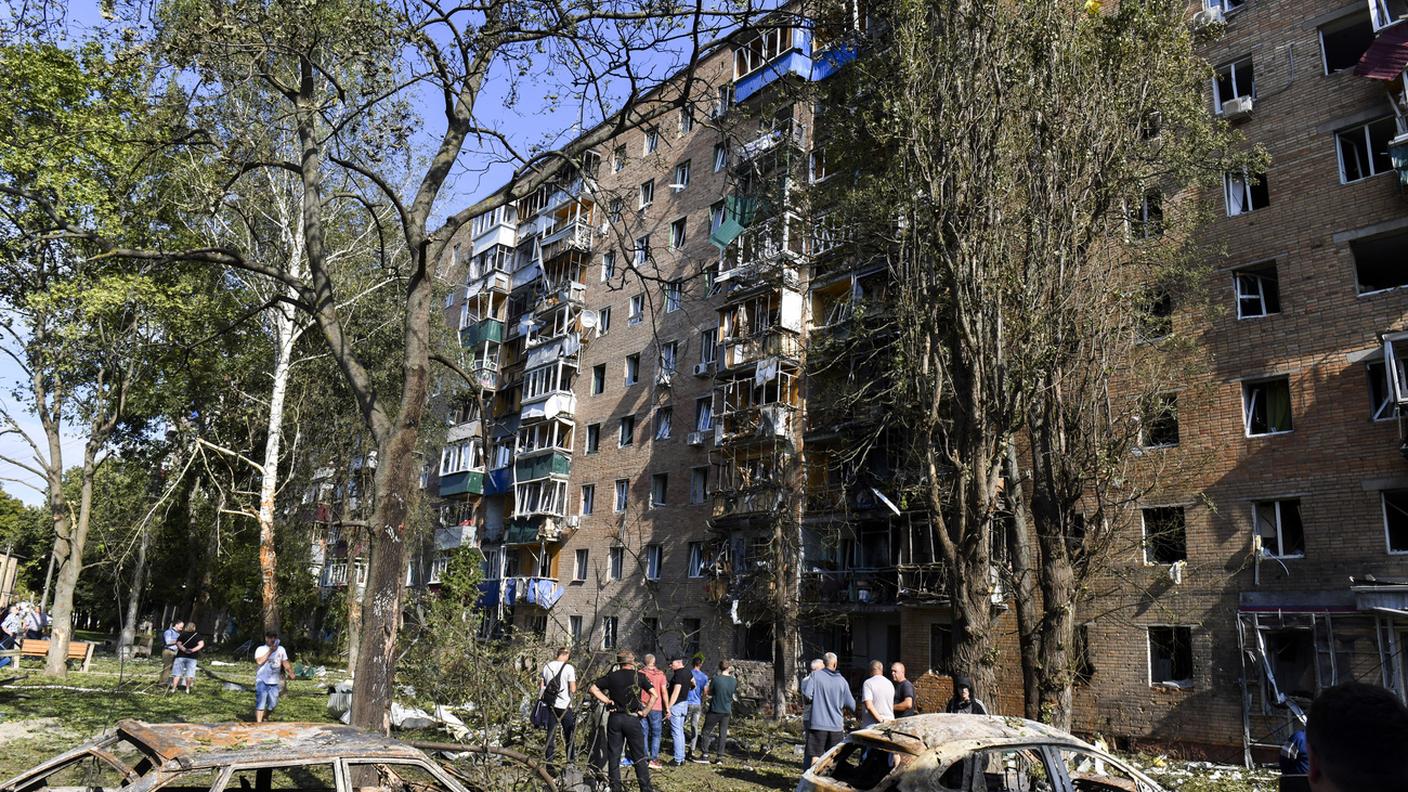 Un edificio residenziale colpito dall'artiglieria ucraina nella regione di Kursk