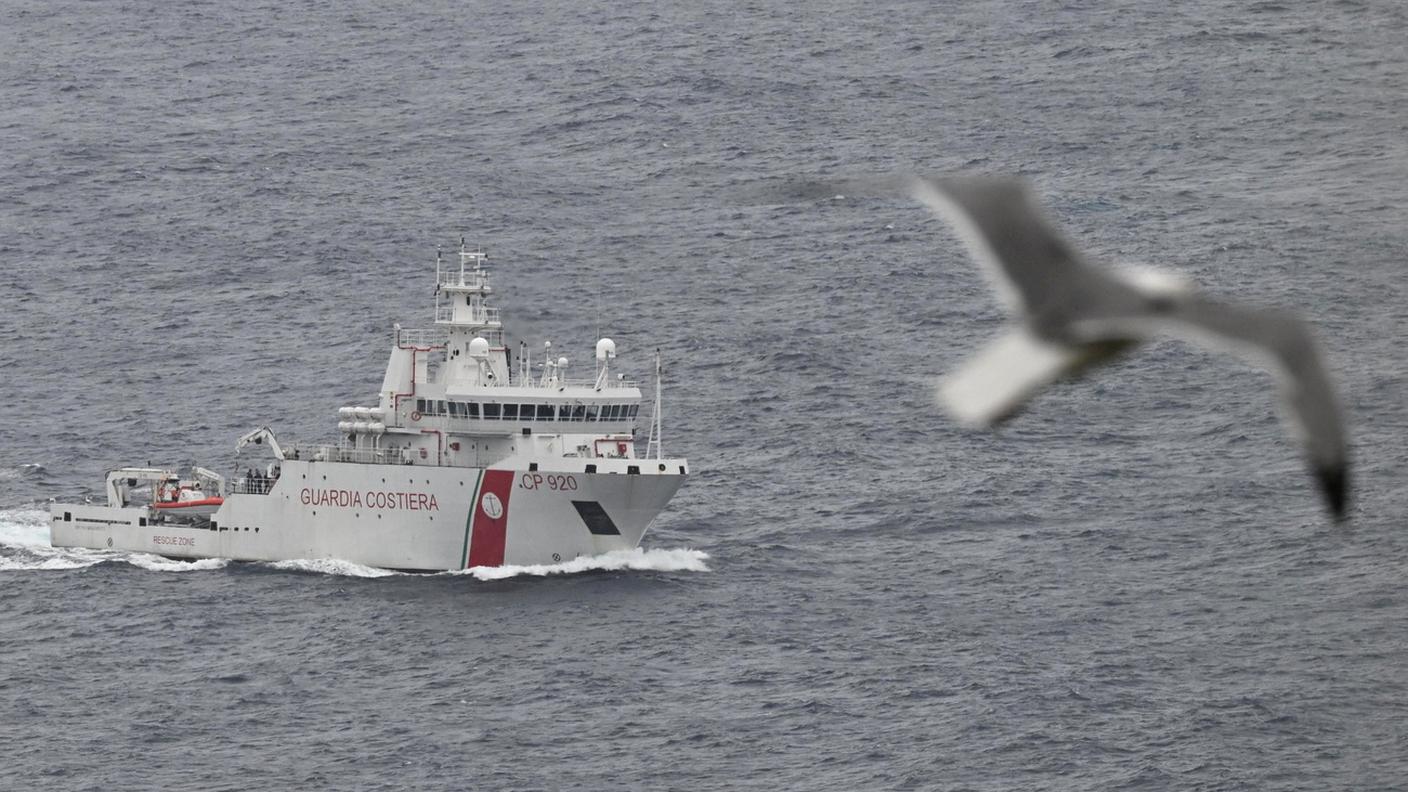 La Guardia costiera italiana sta perlustrando il braccio di mare presso Palermo alla ricerca dei dispersi