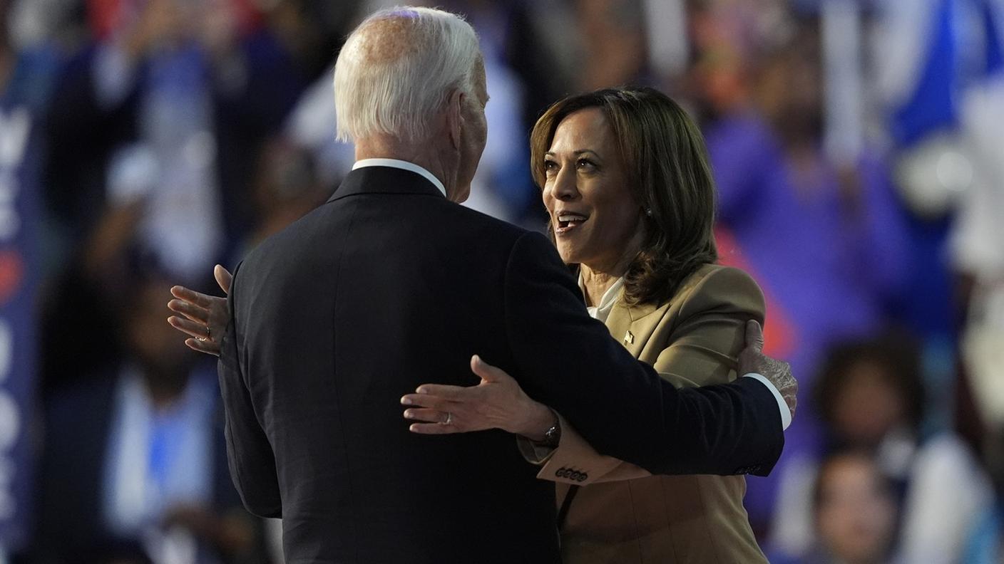L'abbraccio alla Convention dem tra Biden e Harris