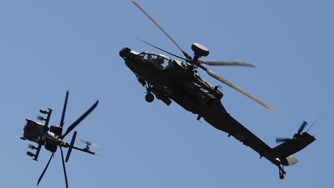 Due elicotteri da combattimento Apache AH-64E come quelli che comprerà Varsavia