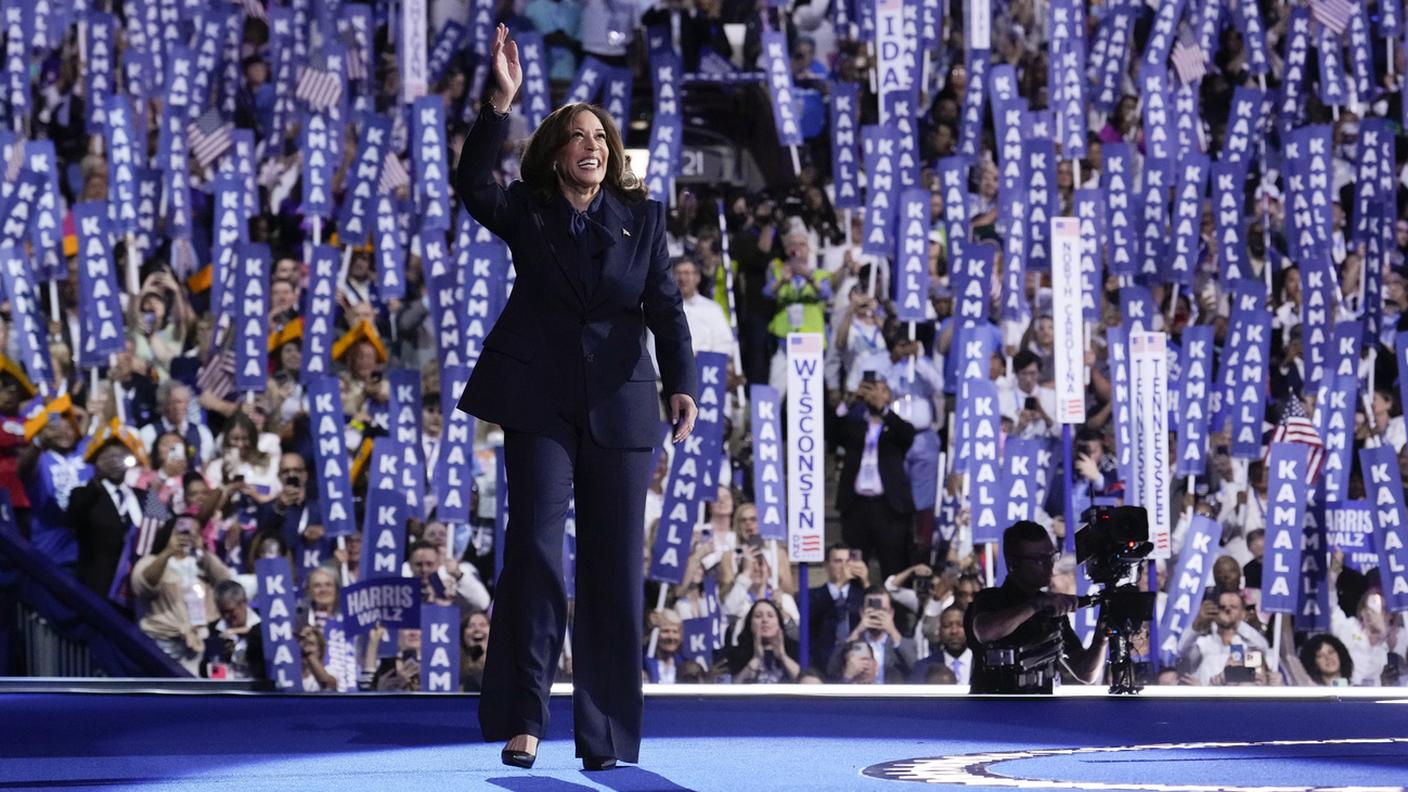 Kamala Harris arriva sul palco del