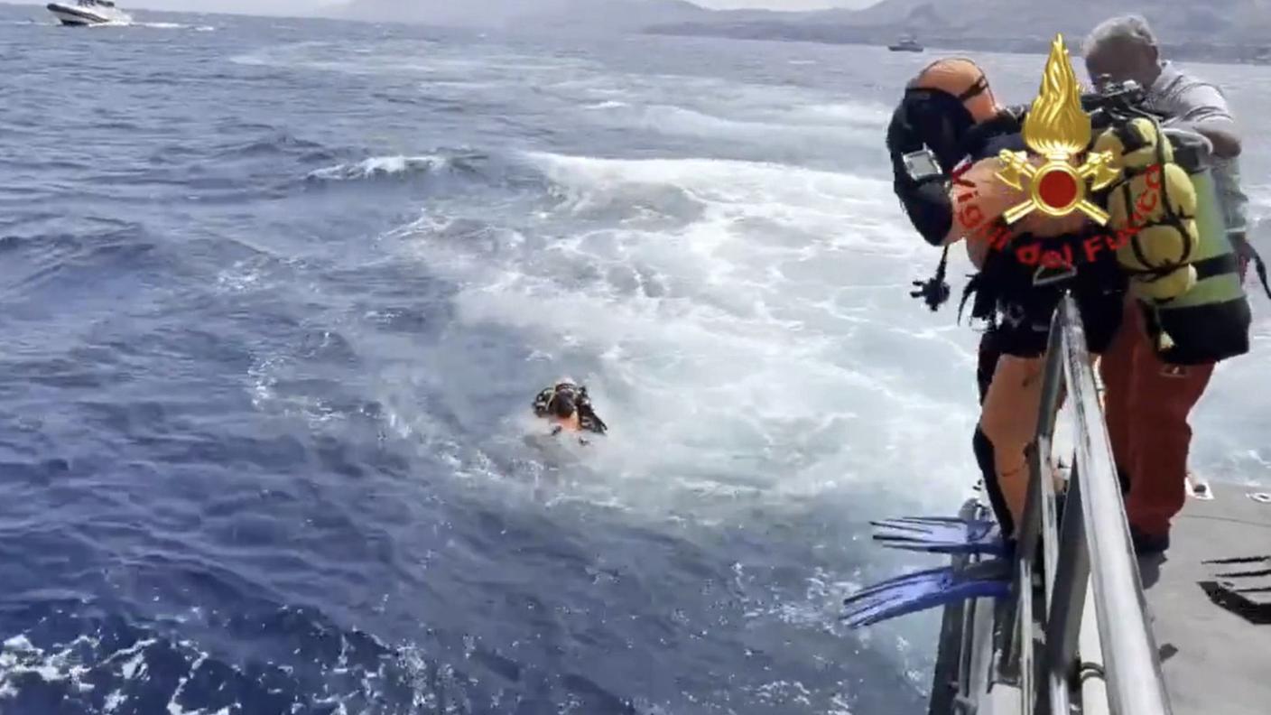 Sommozzatori italiani si tuffano per perlustrare i fondali dove giace lo yacht affondato