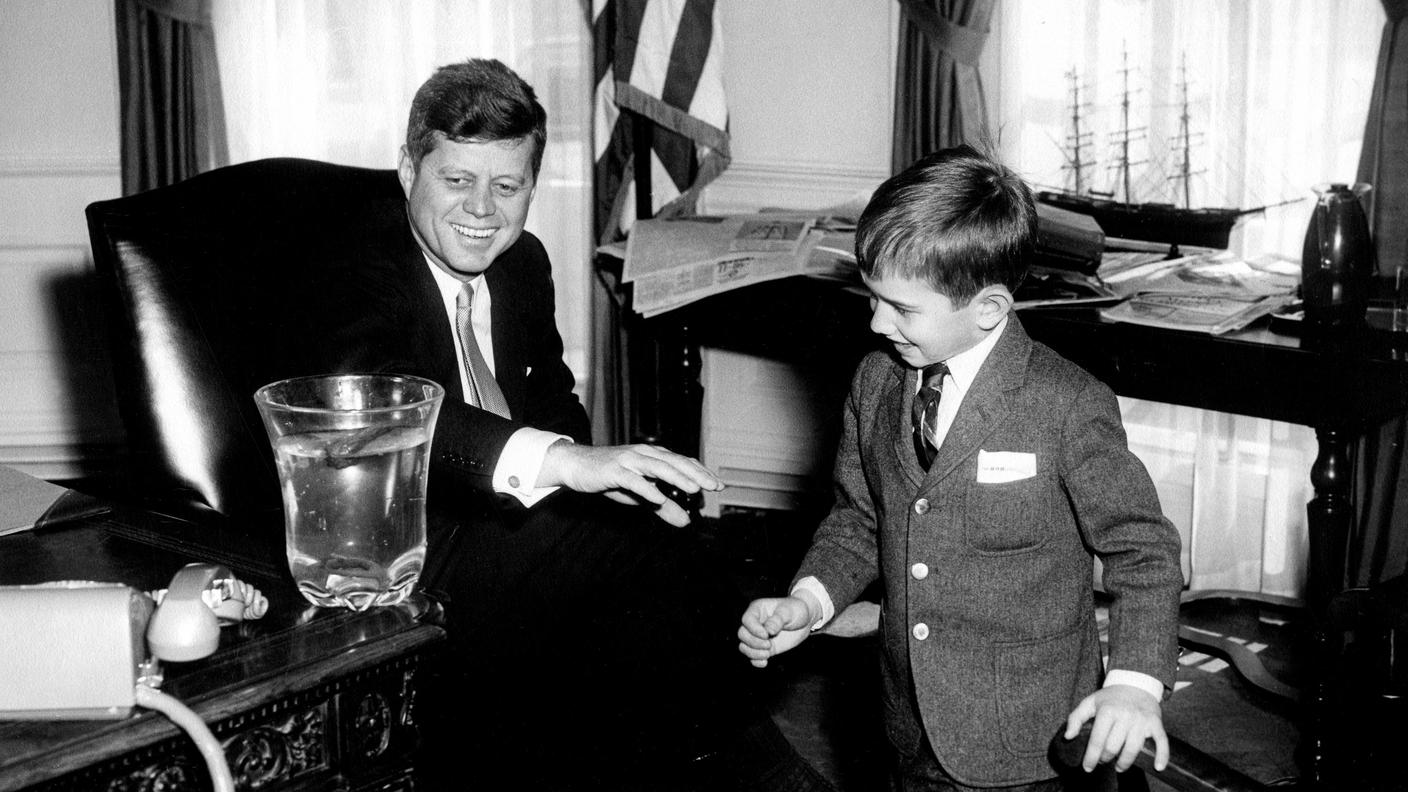 Studio Ovale, 11 marzo 1961. Robert F. Kennedy JR. mostra una salamandra allo zio, il presidente JFK