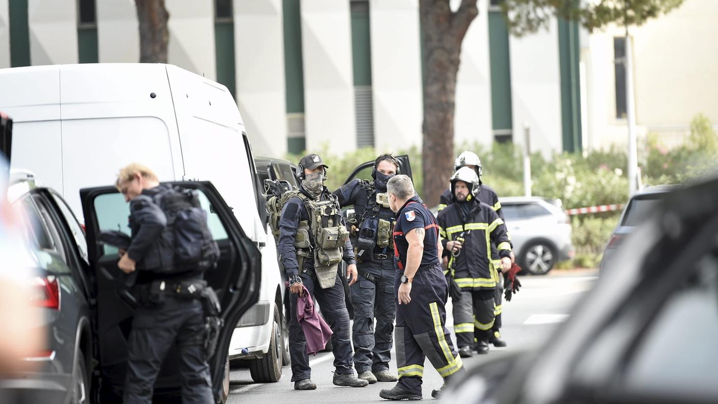 Agenti della polizia francese vicino alla sinagoga della Grande-Motte