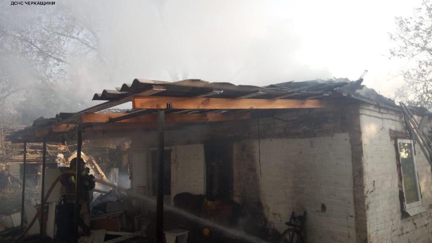 I pompieri in azione per spegnere le fiamme di una casa centrata da un drone russo in Ucraina
