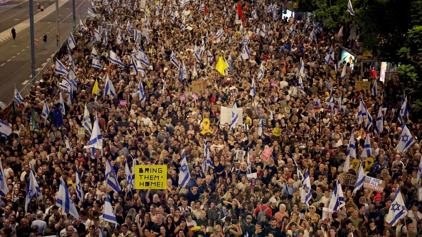 Le strade di Tel Aviv domenica sera