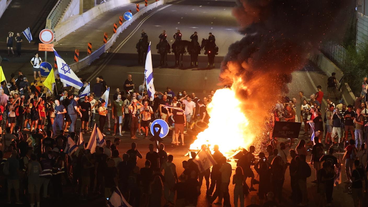 Falò accesi nelle strade dai manifestanti