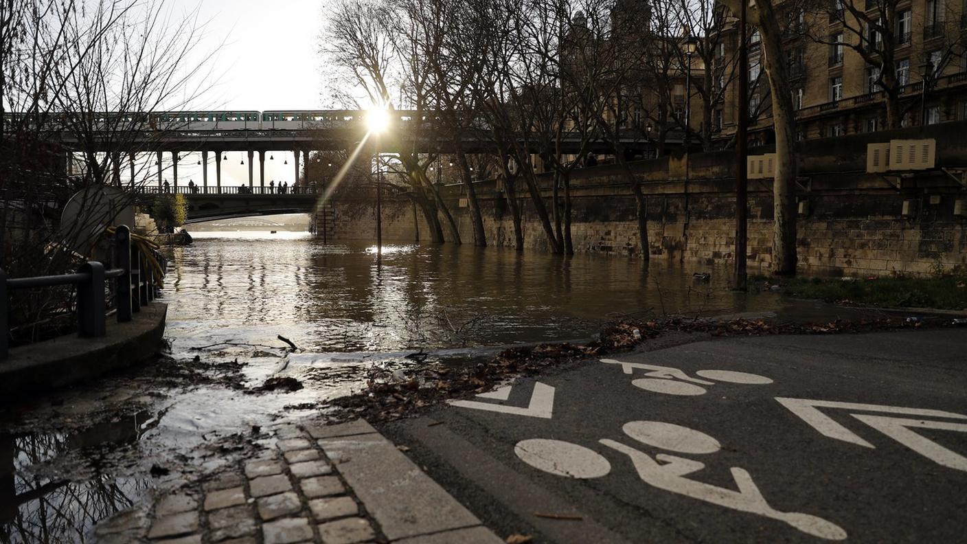 Strade interrotte e disagi ai trasporti per l'innalzamento della Senna a Parigi