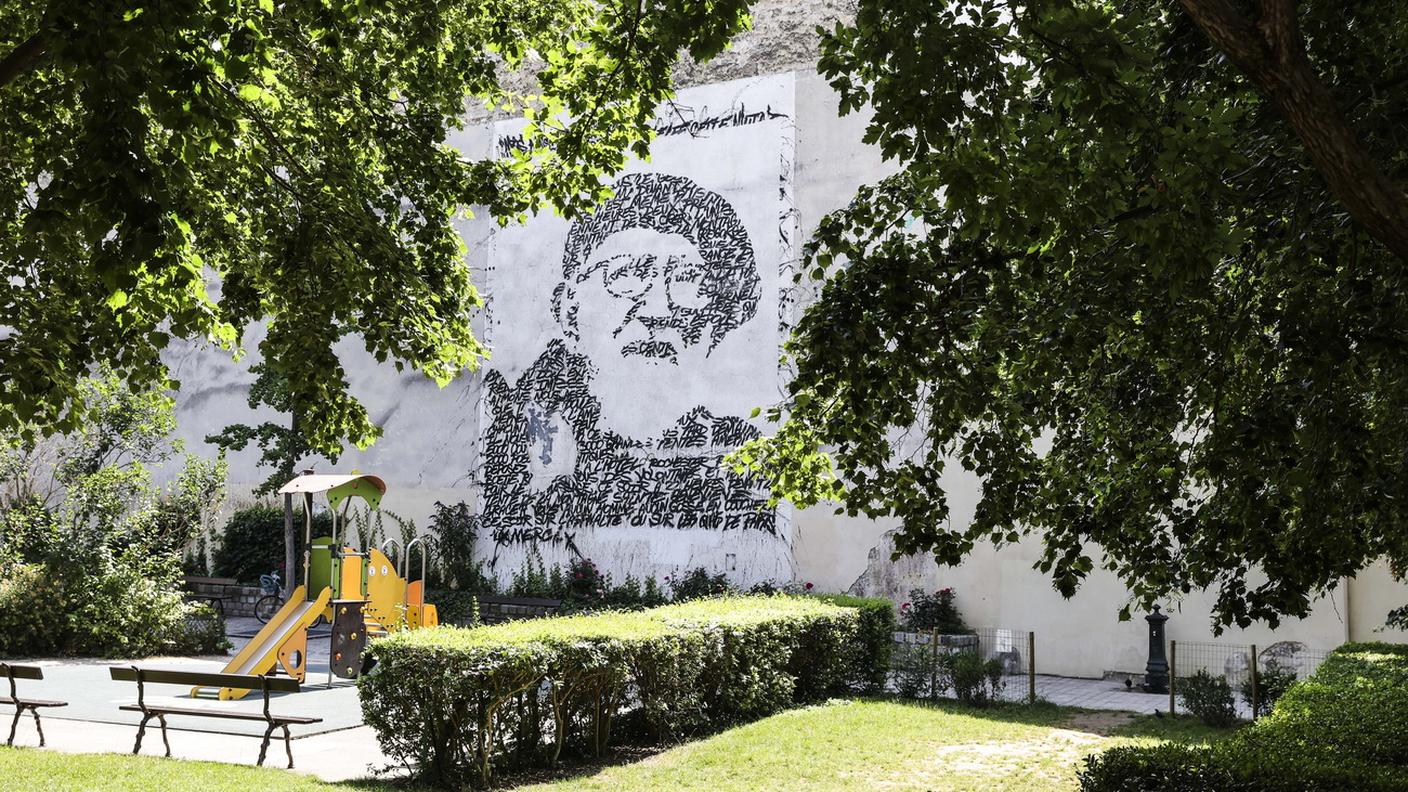 Un murale  a Parigi con il volto del co-fondatore del movimento Emmaus