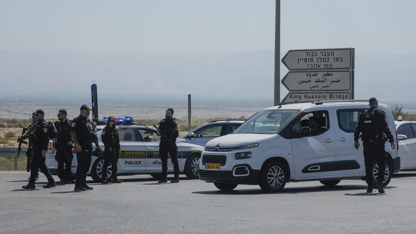 Agenti israeliani giunti sul luogo dell'attacco costato la vita a tre connazionali a un valico con la Giordania