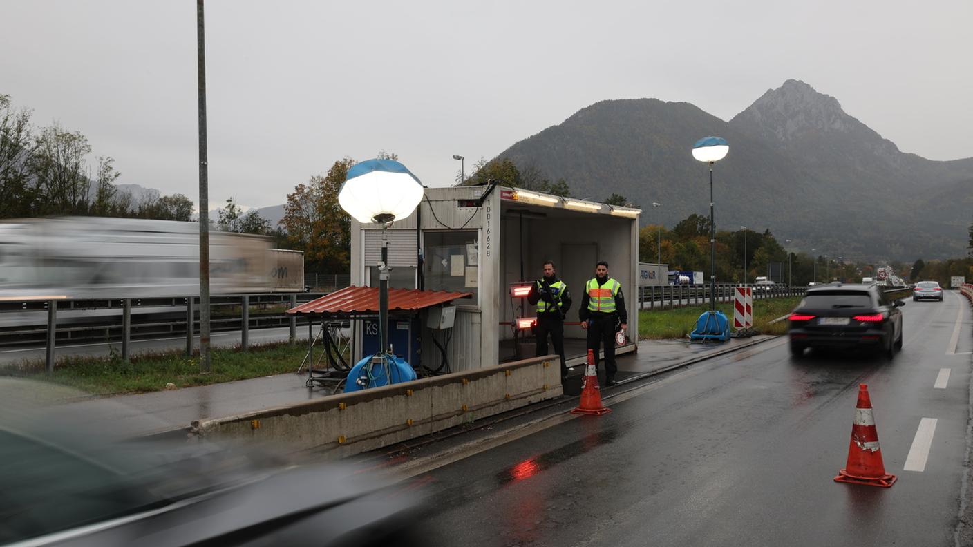 Poliziotti tedeschi controllano chi attraversa il confine tra Austria e Germania 