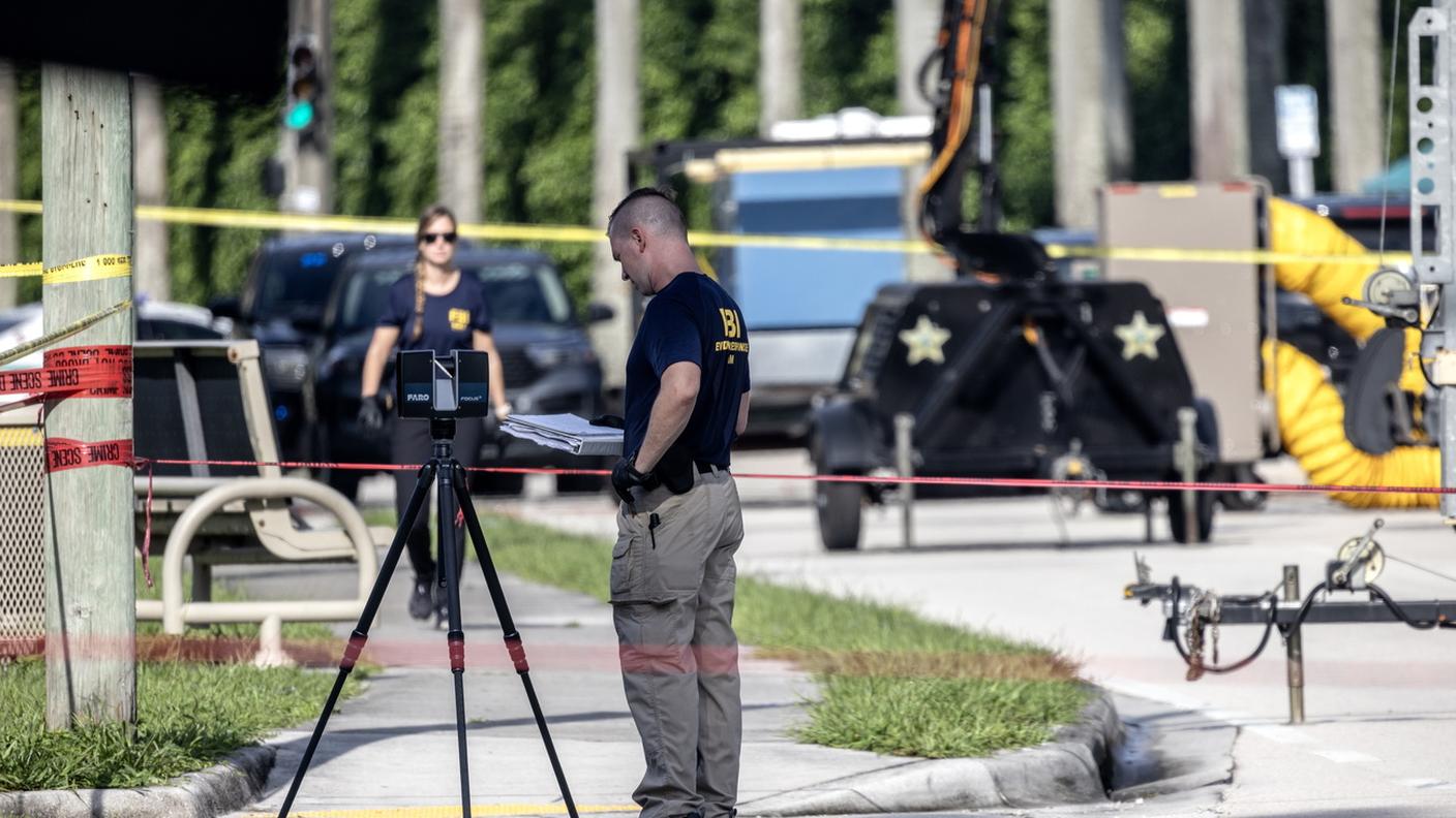 Agenti controllano il luogo dell'attentato a Trump all'International Golf Club in West Palm Beach, Florida