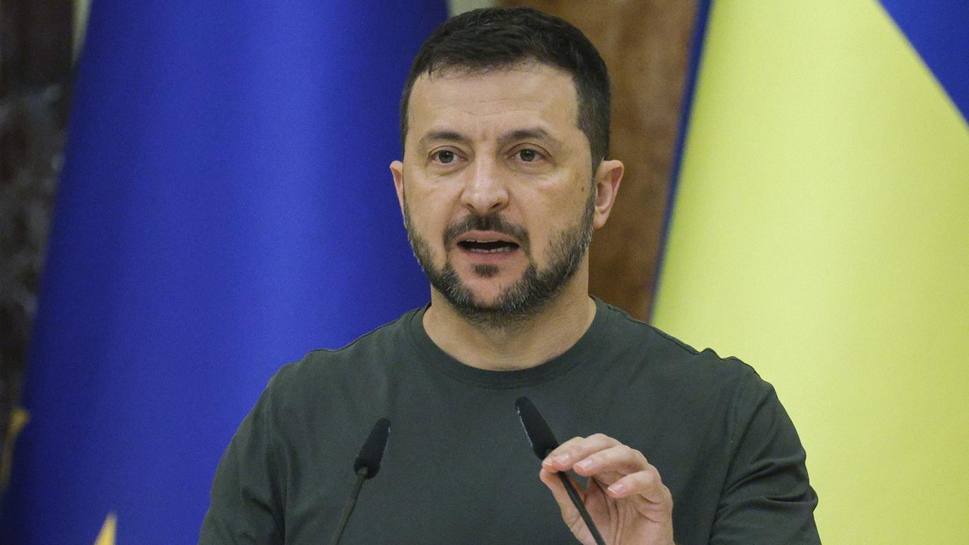 Il presidente ucraino Zelensky ha confermato che aspetta l'okay alleato per i missili a lungo raggio