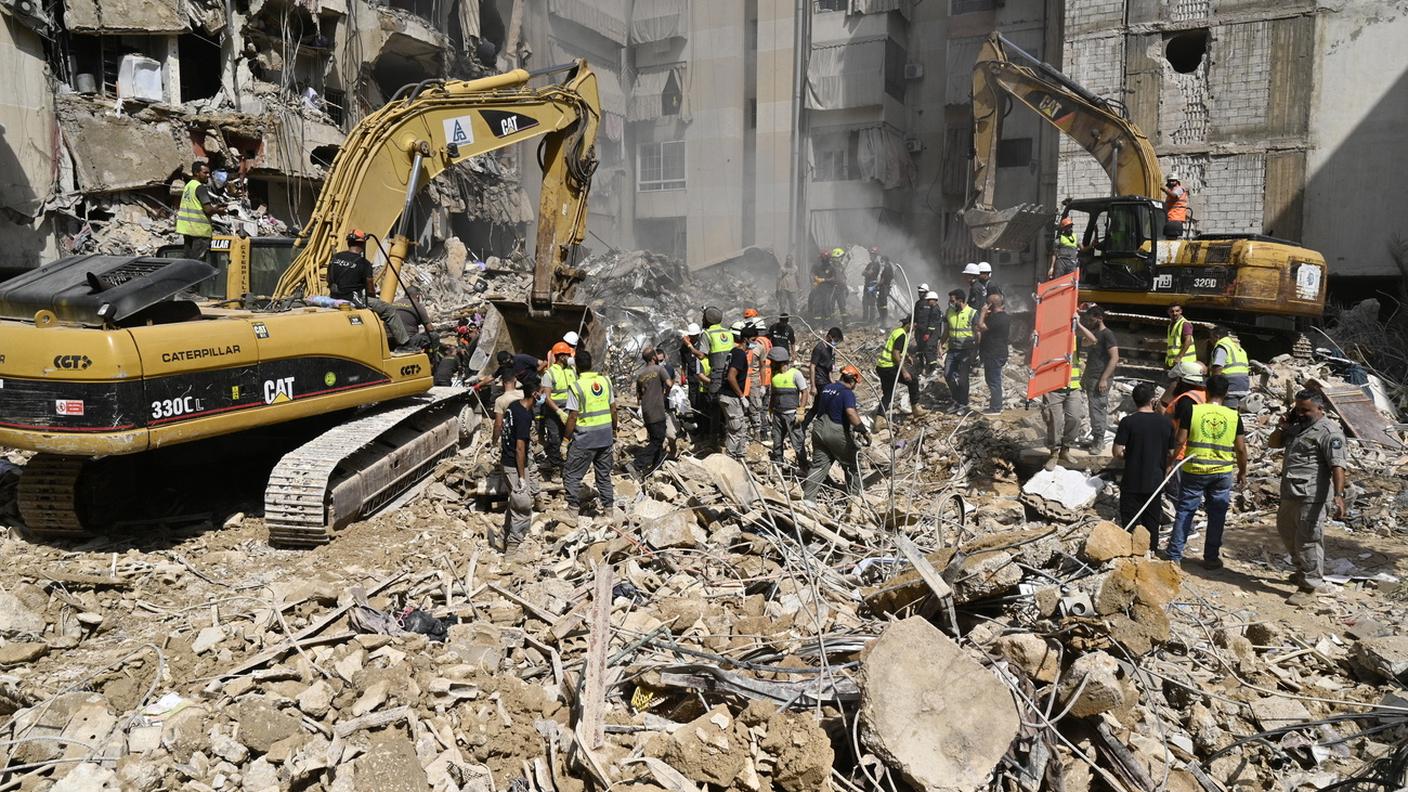 I soccorritori impegnati nella zona dove è avvenuto l'attacco israeliano di venerdì