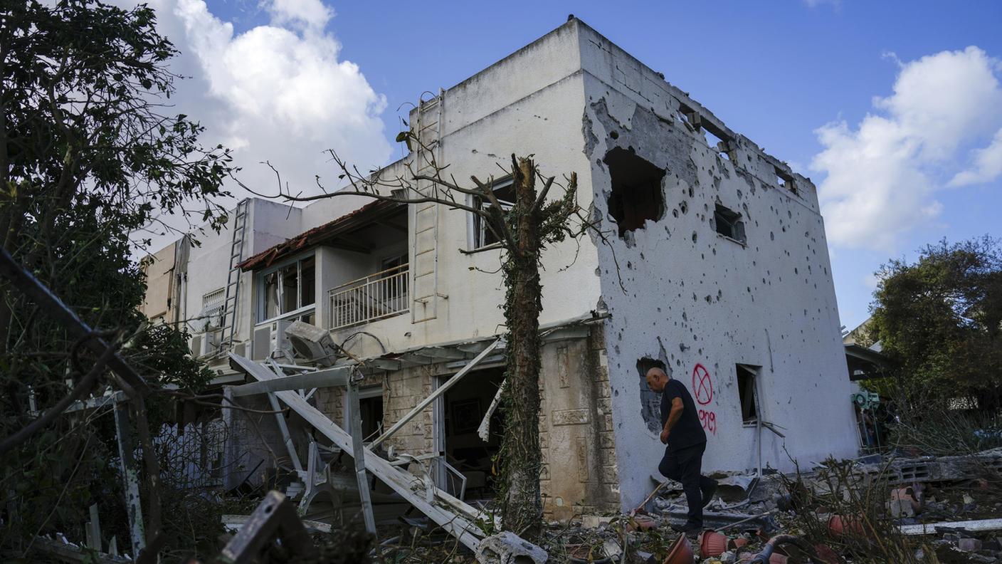 Le forze di sicurezza lavorano in una casa colpita da un razzo lanciato dal Libano a Kiryat Bialik, nel nord di Israele
