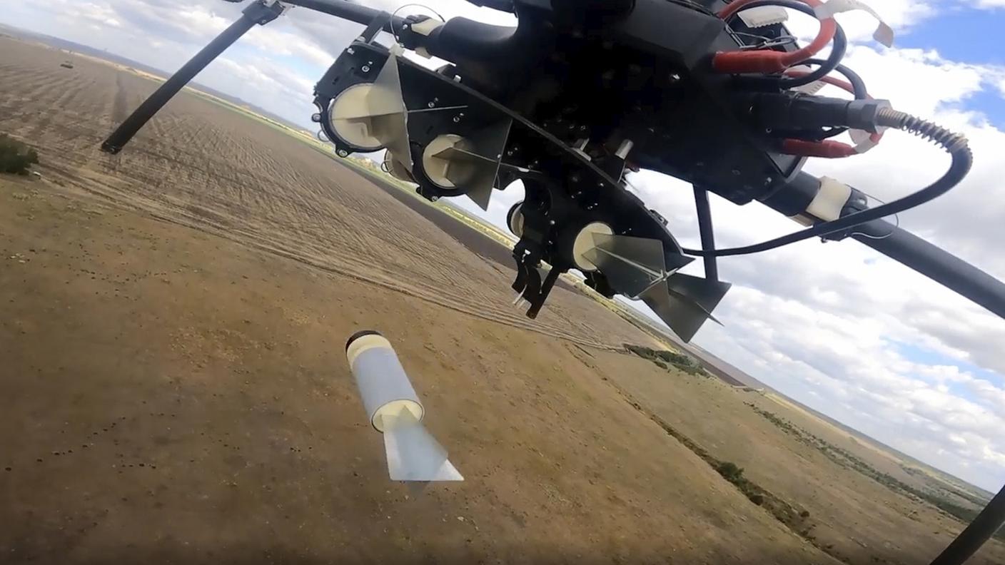 Un drone russo sgancia esplosivo in una località imprecisata nella regione di Donetsk