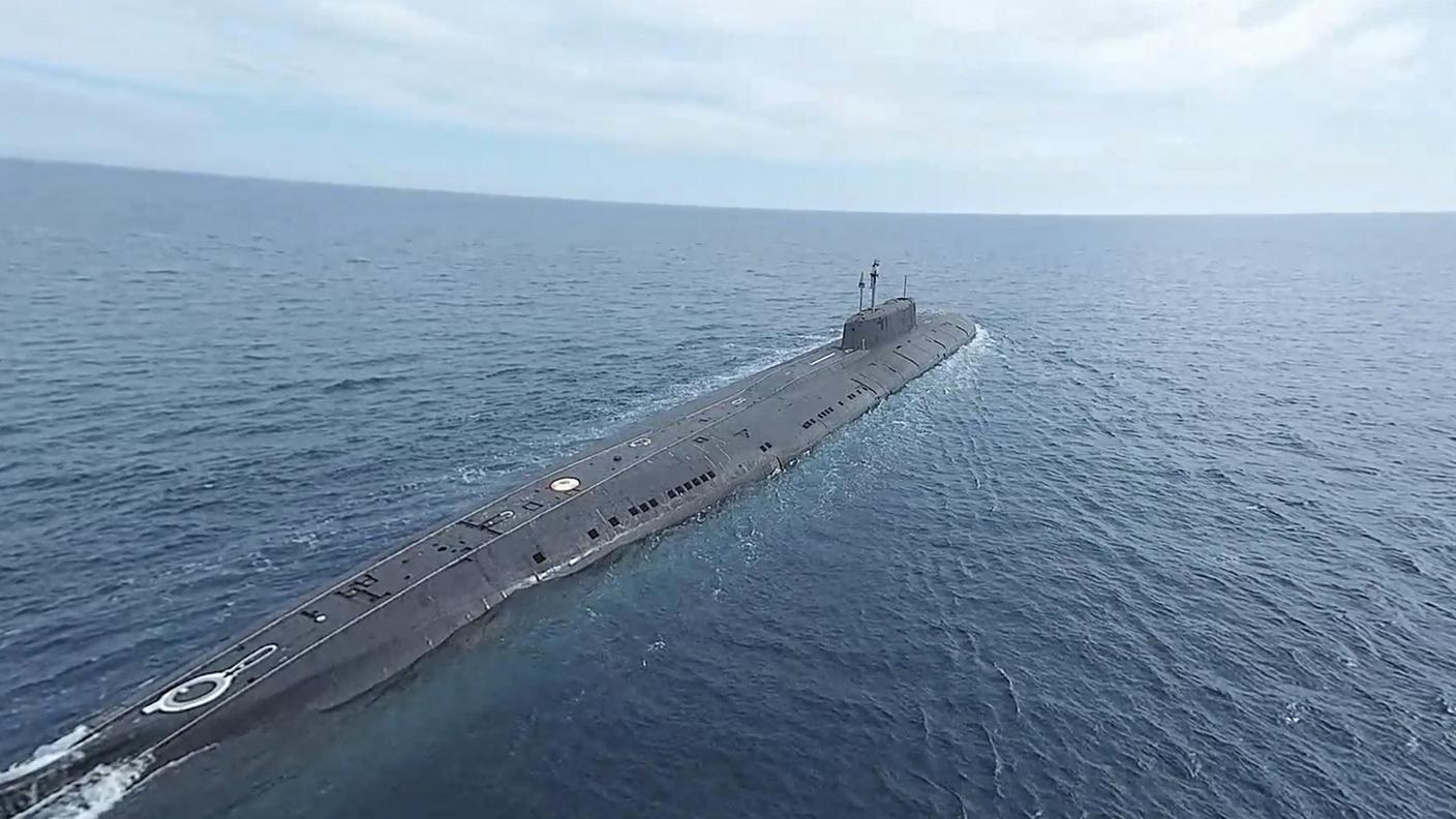 Il sottomarino russo K-186 "Omsk" del gruppo artico Flotta del Nord, nell'Oceano Artico, durante le esercitazioni "Ocean 2024" (10 settembre 2024)