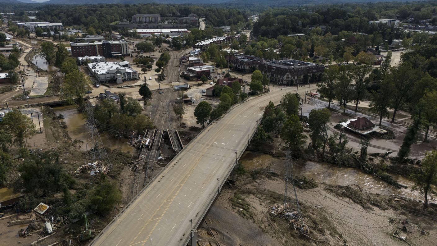 La devastazione causata dall'uragano Helene ad Asheville