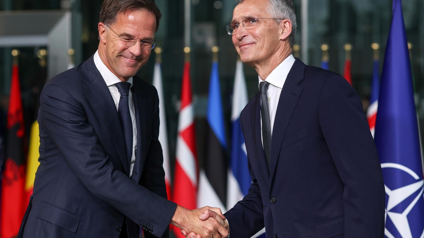 Passaggio di consegne: Mark Rutte (s) e Jens Stoltenberg (d)