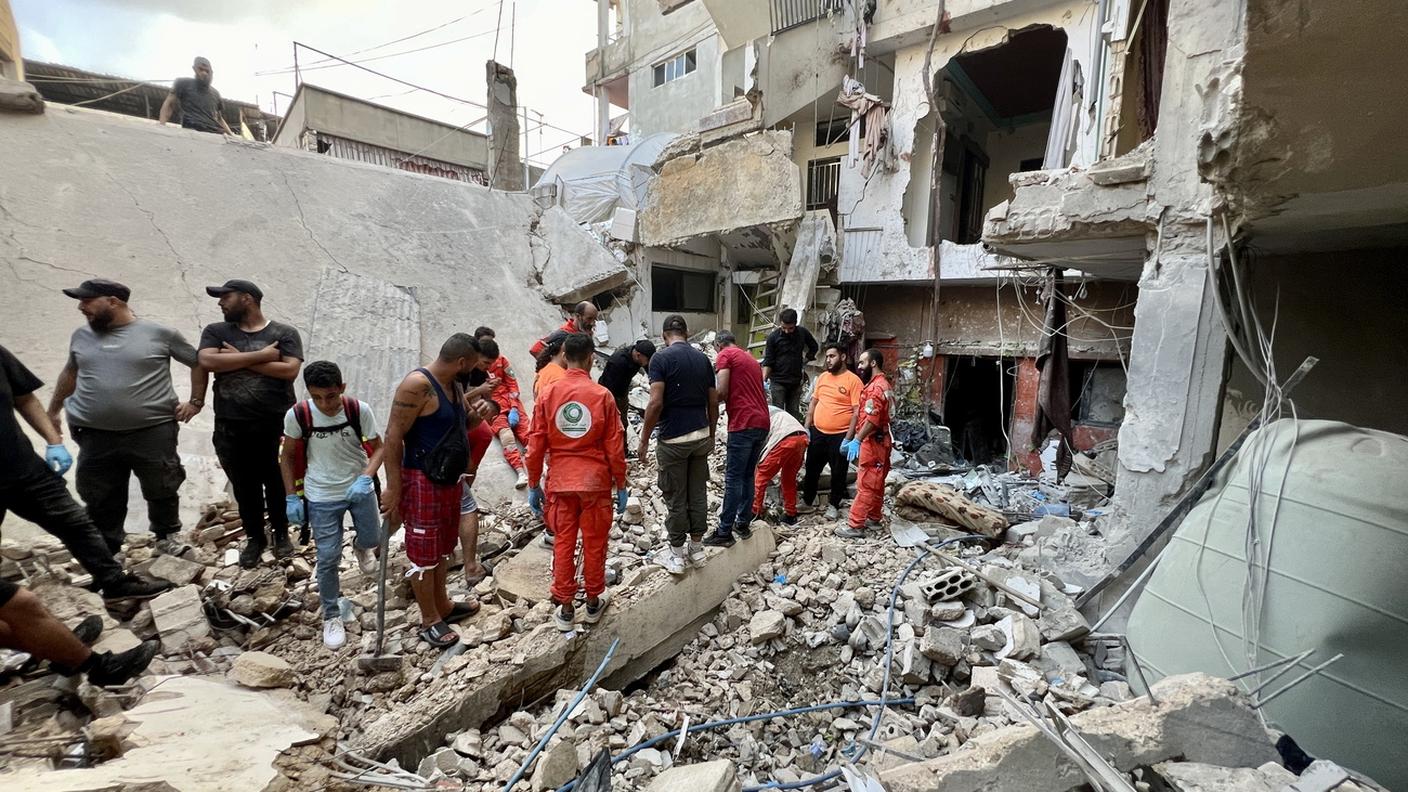 Soccorritori sul luogo di un raid notturno israeliano