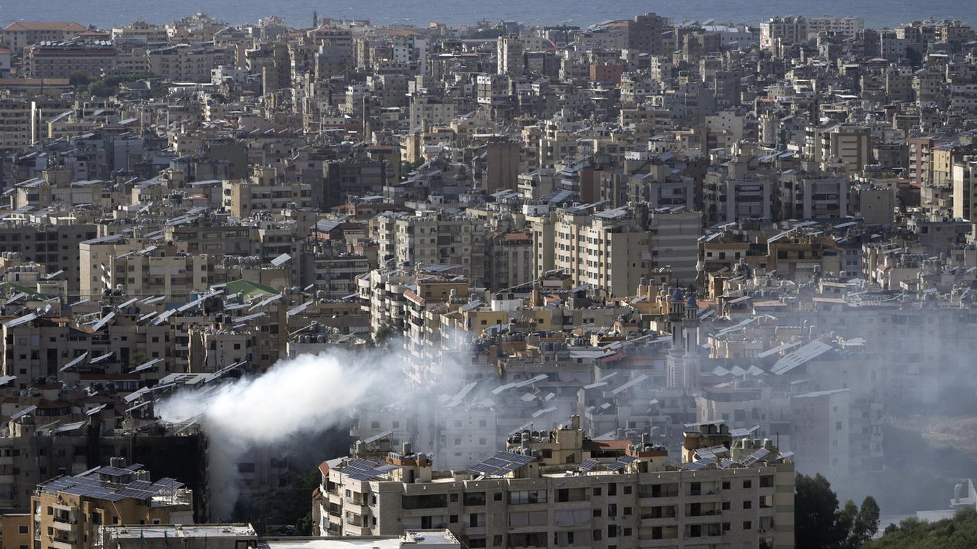 Fumo dalla periferia di Beirut dopo un raid israeliano