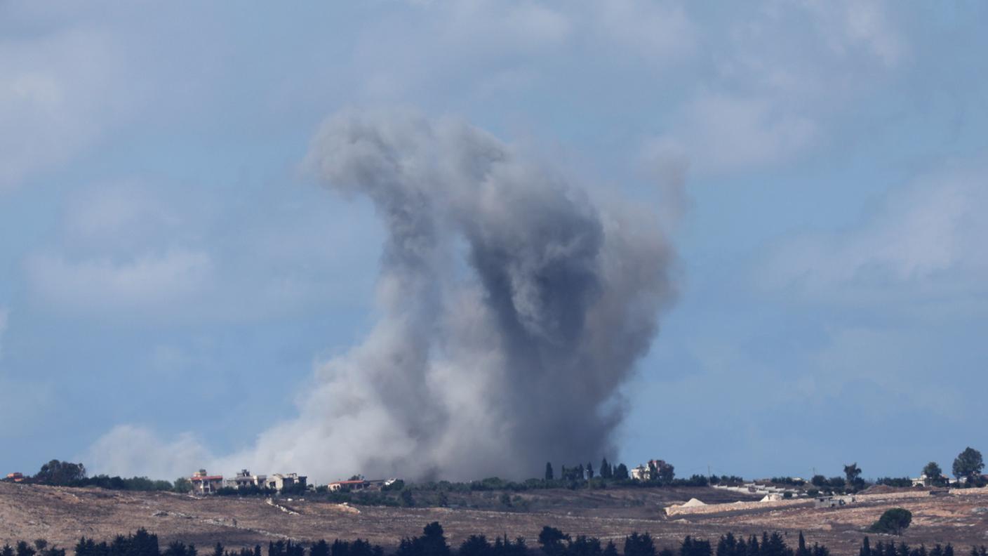 Fumo sopra un villaggio libanese attaccato dall'esercito israeliano