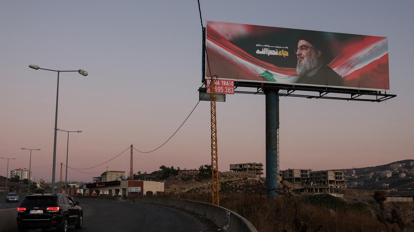 Un cartellone pubblicitario con l'immagine del defunto leader di Hezbollah Hassan Nasrallah, in Libano
