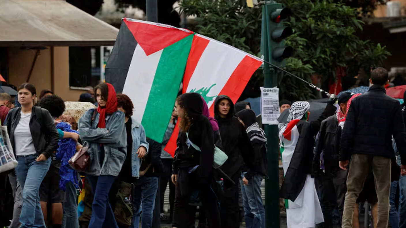A Piazzale Ostiense, a Roma, i manifestanti hanno sfidato il divieto della questura.