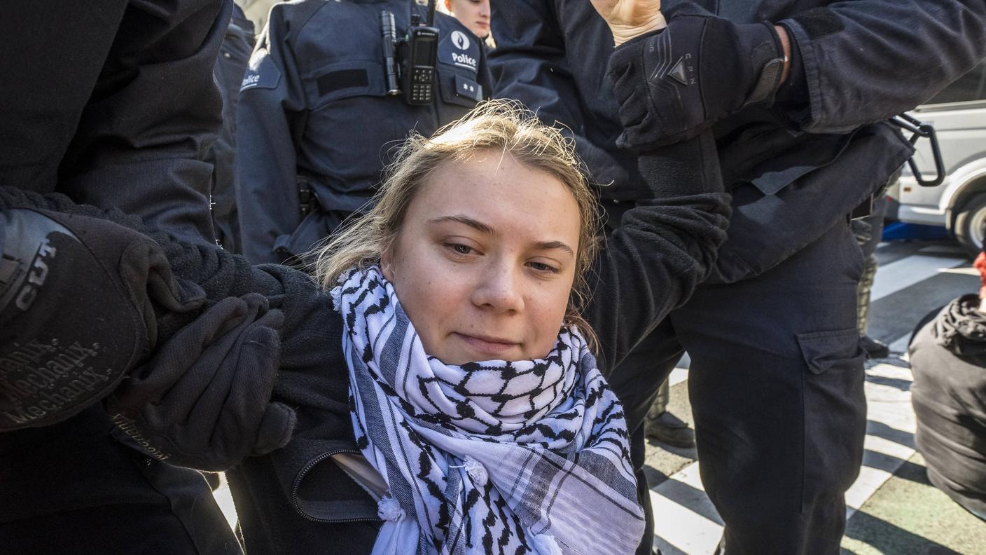 Greta Thunberg si è rifiutata di abbandonare la protesta ed è stata portata via dalla polizia.