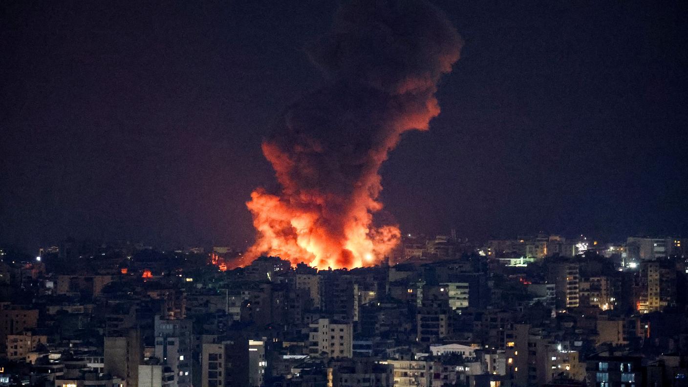 Fumo e fiamme s'innalzano nel cielo sopra Beirut