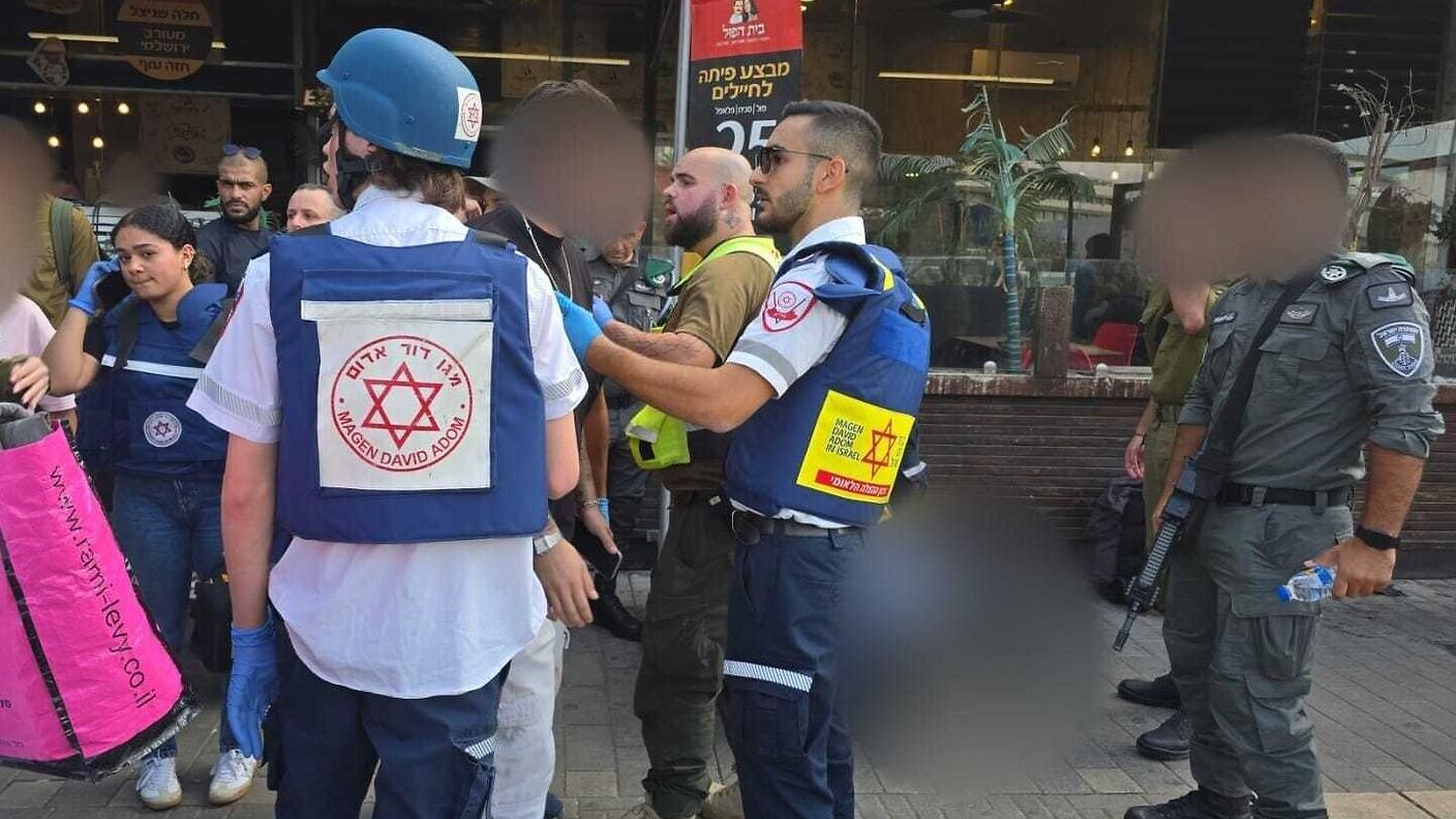 Le forze dell'ordine e i soccorsi giunti sul posto subito dopo l'aggressione armata nella stazione dei bus a Beersheba