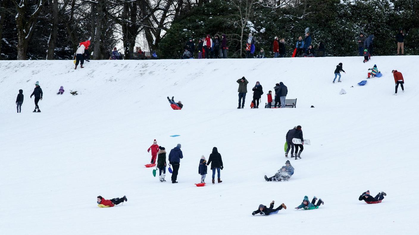 C'è anche chi approfitta della neve