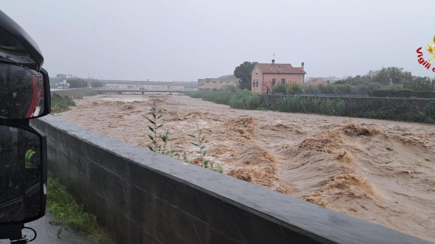 Il fiume Bormida, a stento trattenuto dagli argini, è esondato in alcune località