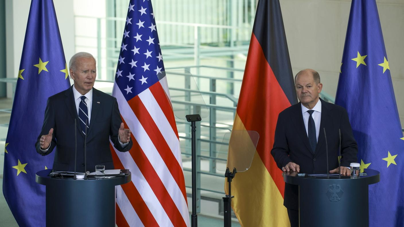 Joe Biden e Olaf Scholz durante la conferenza stampa di venerdì a Berlino