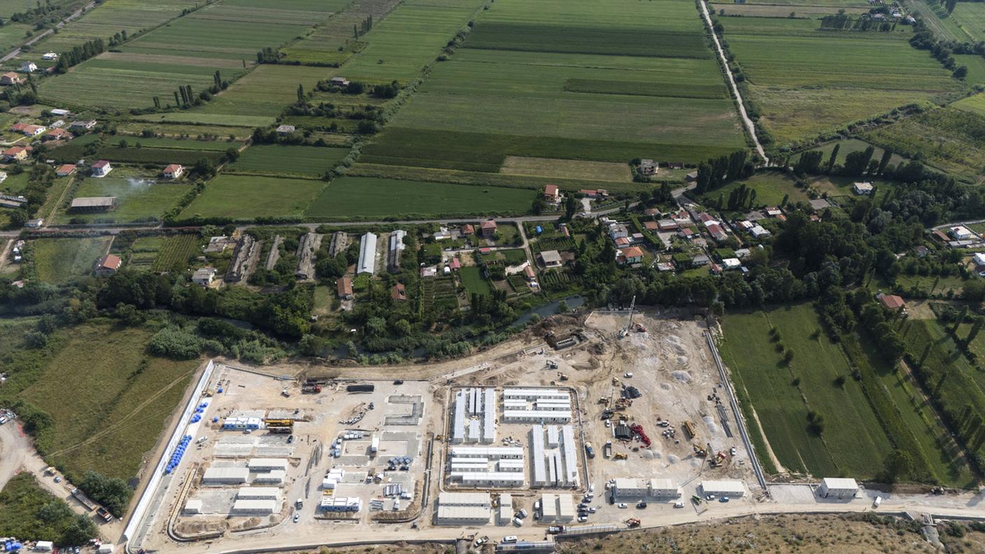 Il centro per migranti di Gjader durante la costruzione, nel nord-ovest dell'Albania
