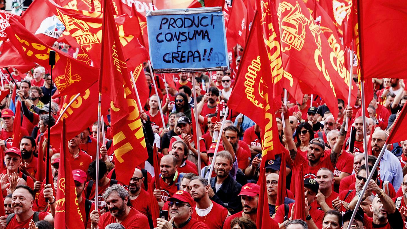 Le fabbriche lavorano meno